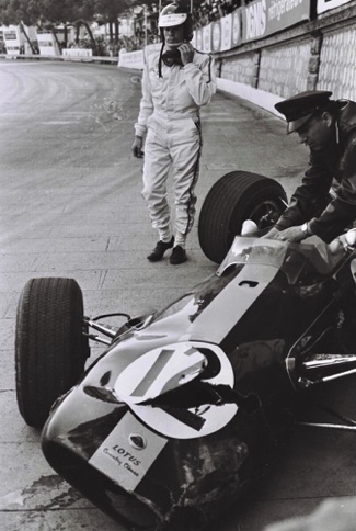 Catastrophe à Monaco qui se refuse à Jim avec une touchette et un capot cassé Catastrophe à Monaco qui se refuse à Jim avec une touchette et un capot cassé